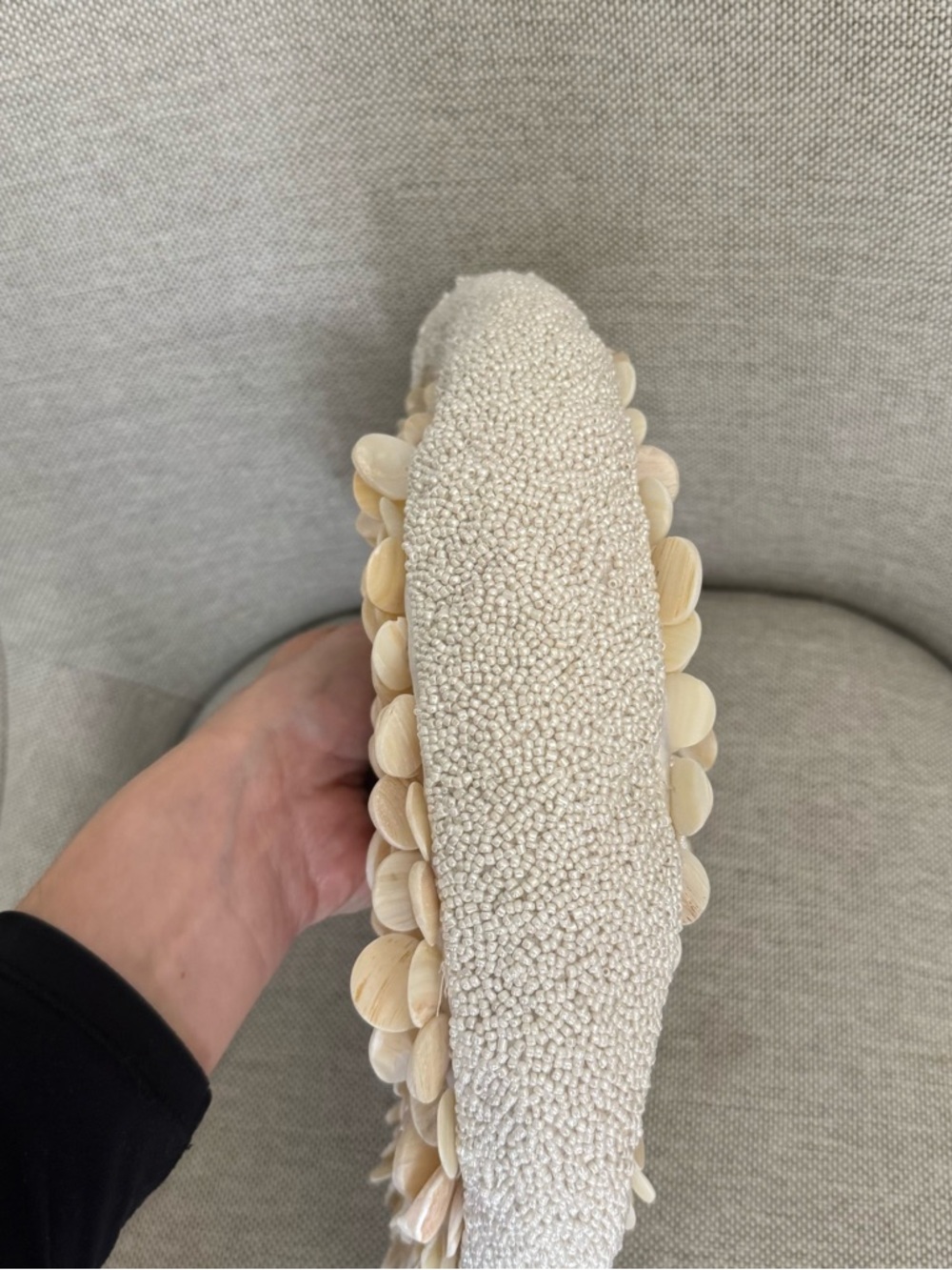 Made in India Shell-Embellished White Crescent Handbag with Wooden Handles - Picture 4 of 6